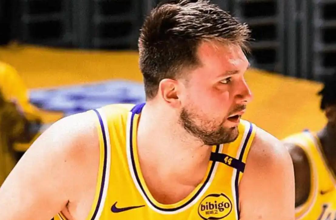 九游平台-赵睿冲撞裁判停赛5场罚10万