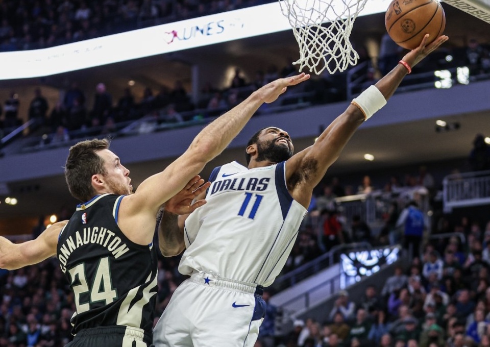 雄鹿队在比赛中连续获胜,稳步向前的英文